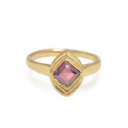ASSCHER CUT RHODOLITE GARNET IN A 14KT YELLOW GOLD RING WITH MILGRAIN EDGE